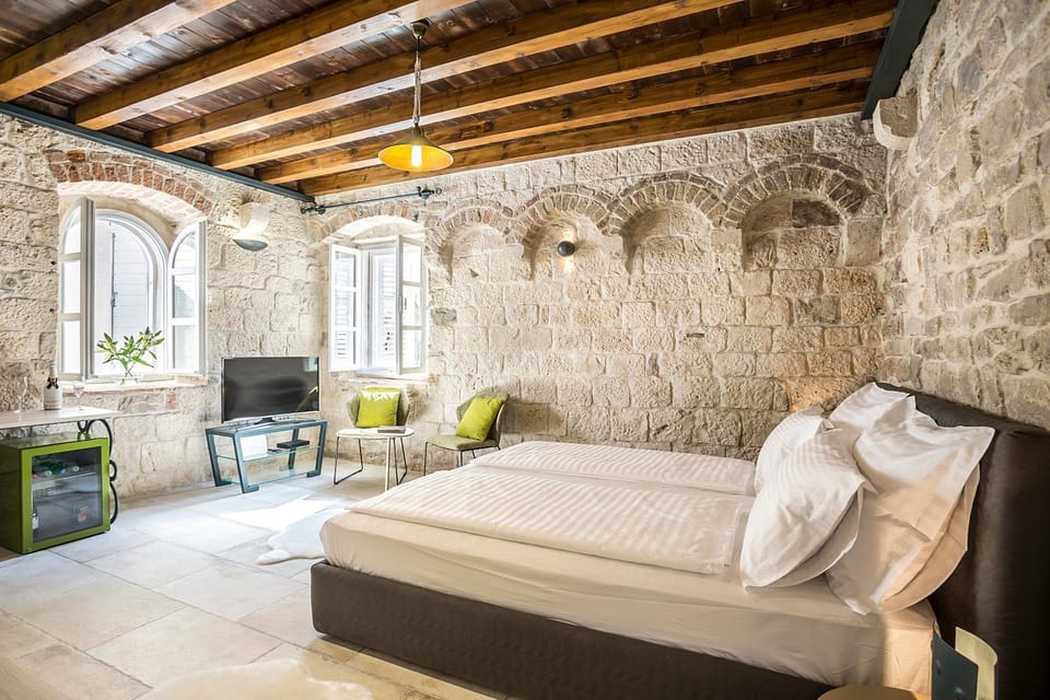 Bed, Seating area