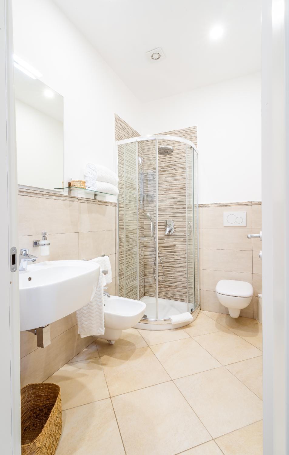 Shower, Toilet, Bathroom, bidet, towels