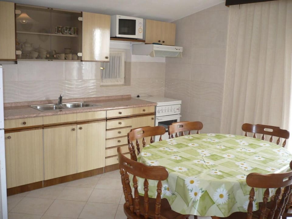 Kitchen or kitchenette, Dining area, microwave, oven, stove