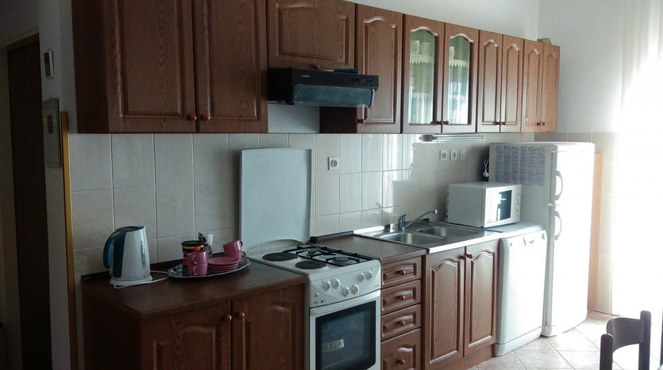 Coffee/tea facilities, Kitchen or kitchenette, dishwasher, oven, stove