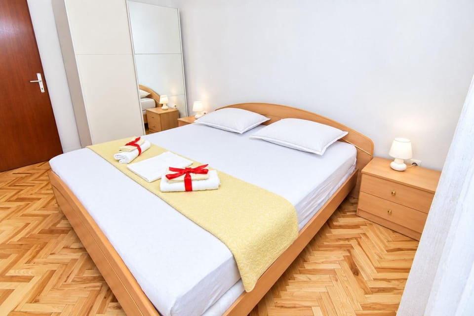 Bed, Other, Photo of the whole room, Bedroom, towels, wardrobe