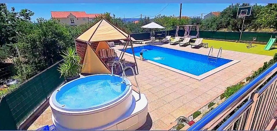 Day, Swimming pool, sunbed