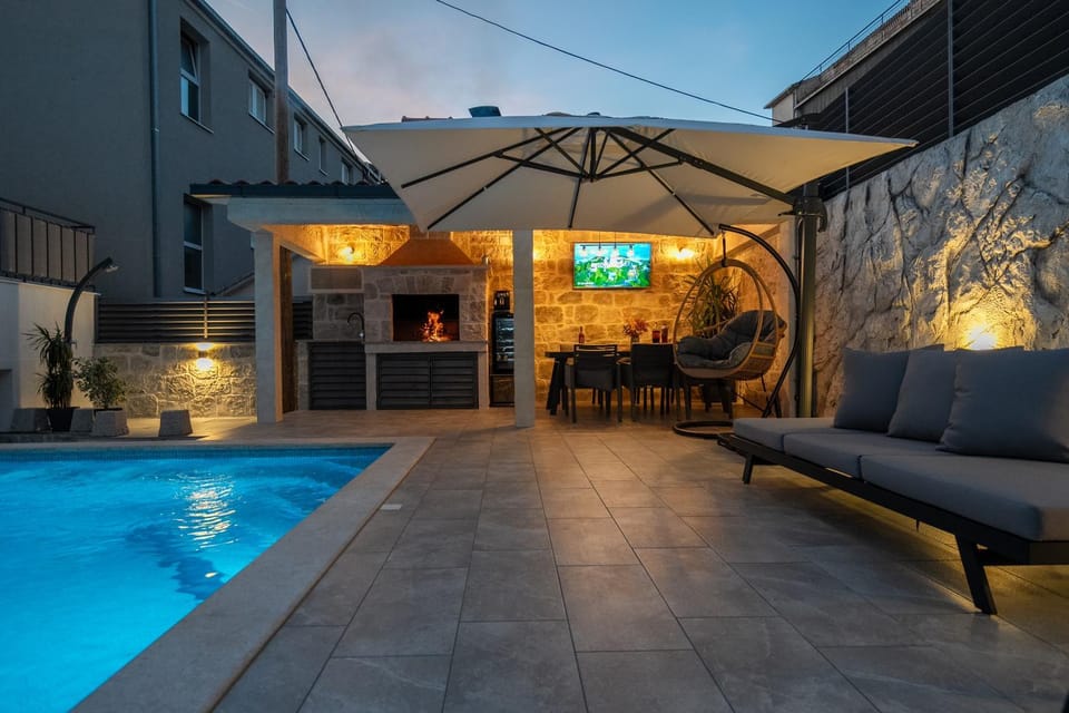 Swimming pool, sunbed