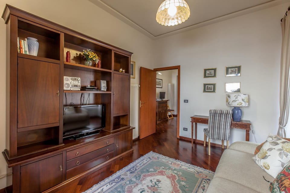 TV and multimedia, Living room, Photo of the whole room, Seating area, Bedroom