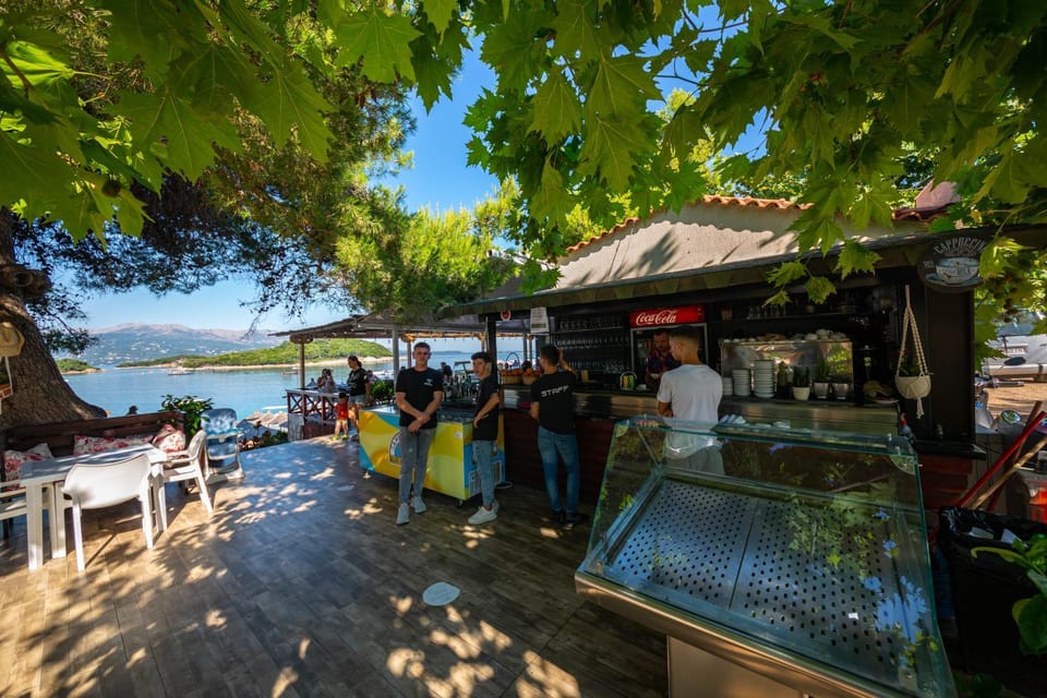 Restaurant/places to eat, Lounge or bar