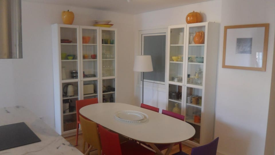 Coffee/tea facilities, Kitchen or kitchenette, Decorative detail, Dining area, Drinks