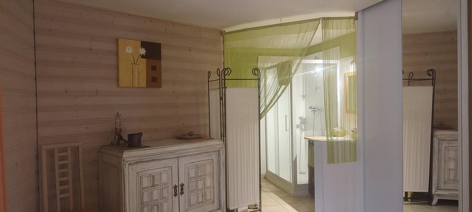 Gîte cosy, sur jardin, terrasse privée, parking au calme en rdc House in Nouvelle-Aquitaine