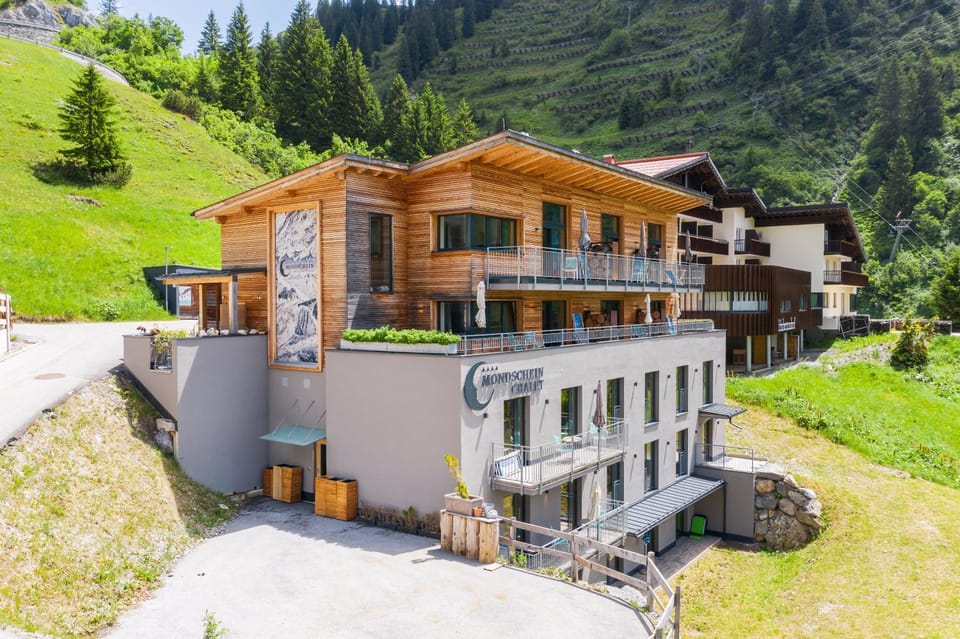 Property building, Natural landscape, Summer, Balcony/Terrace, Mountain view