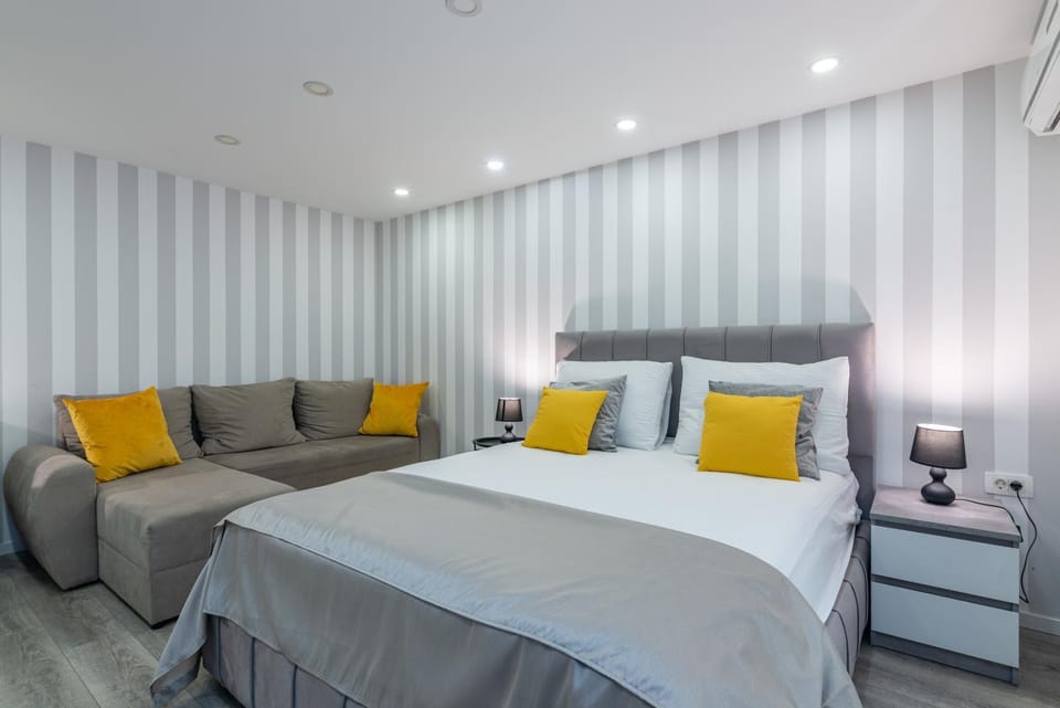 Bed, Photo of the whole room, Seating area