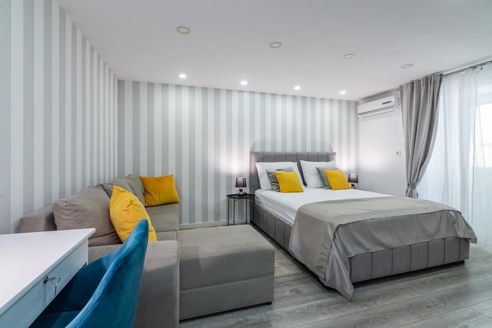 Bed, Photo of the whole room, Seating area, air conditioner