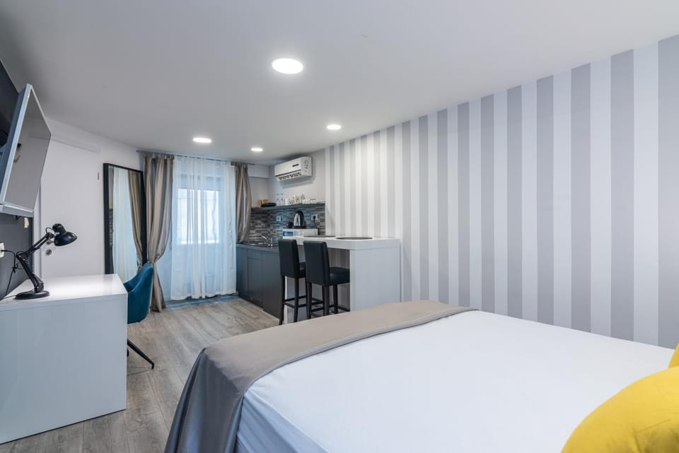Bed, TV and multimedia, Kitchen or kitchenette, Photo of the whole room, Seating area, hair dresser, minibar