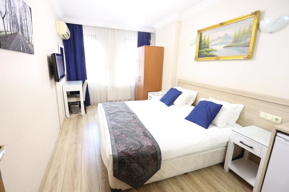 Bed, TV and multimedia, Photo of the whole room, oven, wardrobe, air conditioner