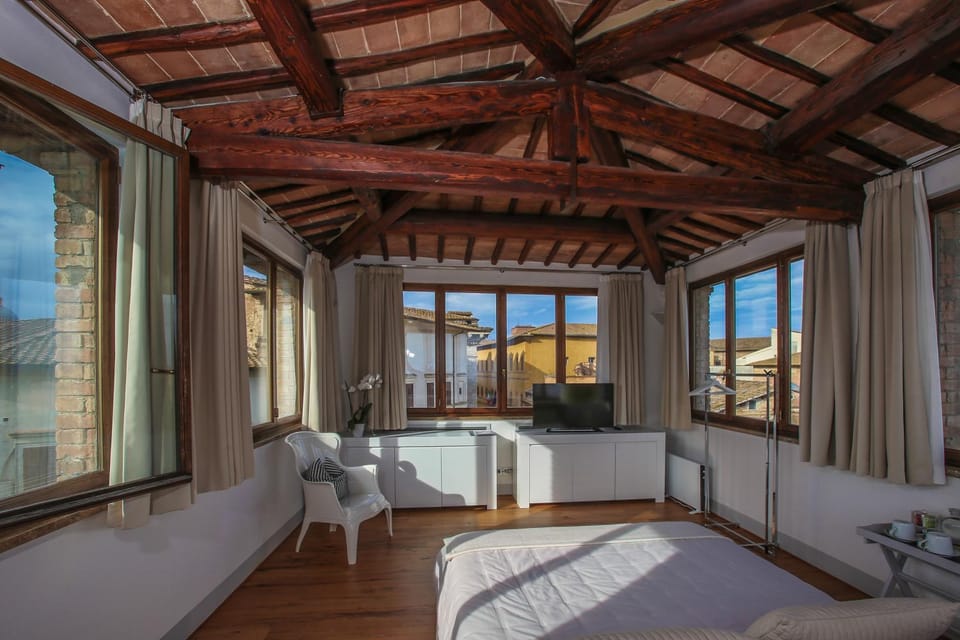 Coffee/tea facilities, Photo of the whole room, Bedroom, City view