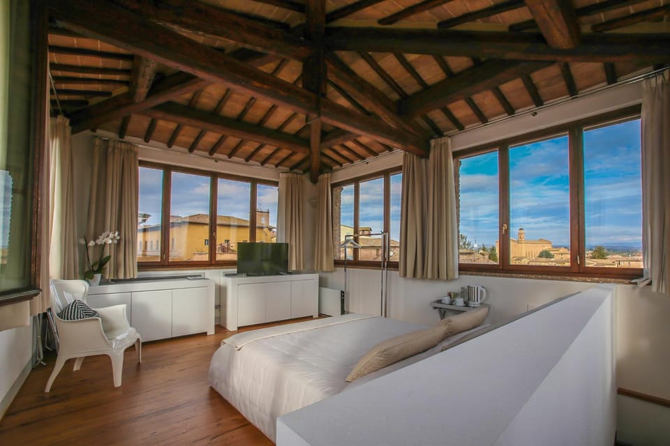 Bed, Photo of the whole room, City view