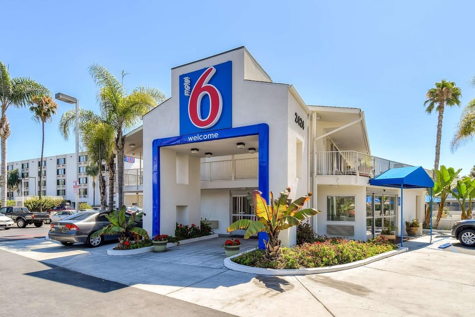 Property building, Facade/entrance, Day, On site, Time of day