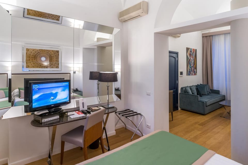 TV and multimedia, Living room, Seating area, Bedroom
