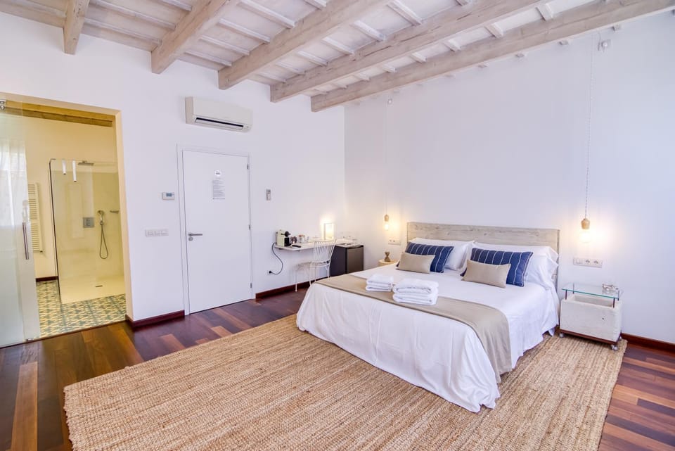 Bed, Bathroom