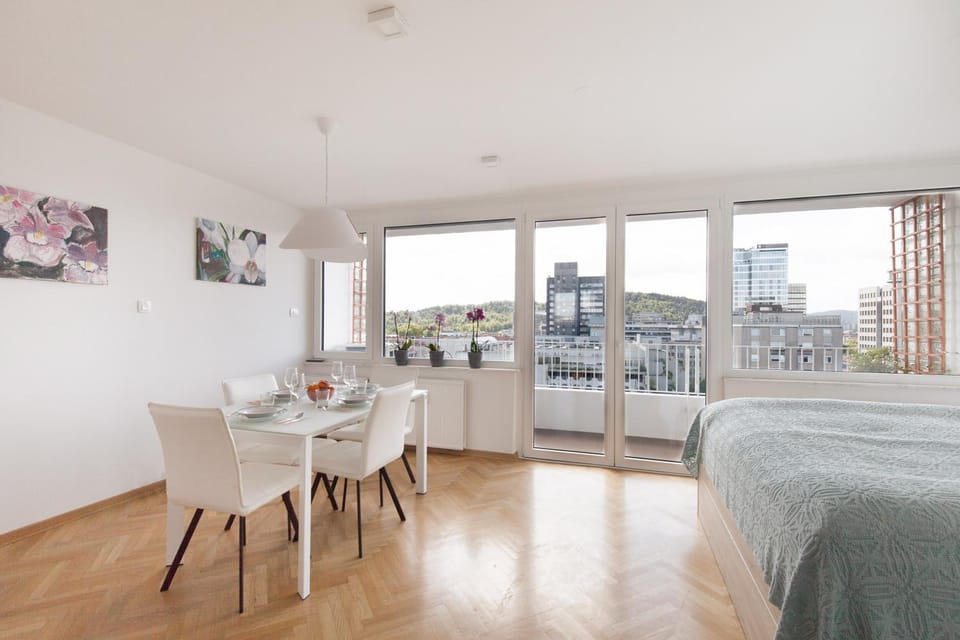 Bed, Balcony/Terrace, Dining area, Bedroom, City view