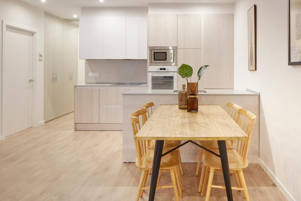 Kitchen or kitchenette, Dining area