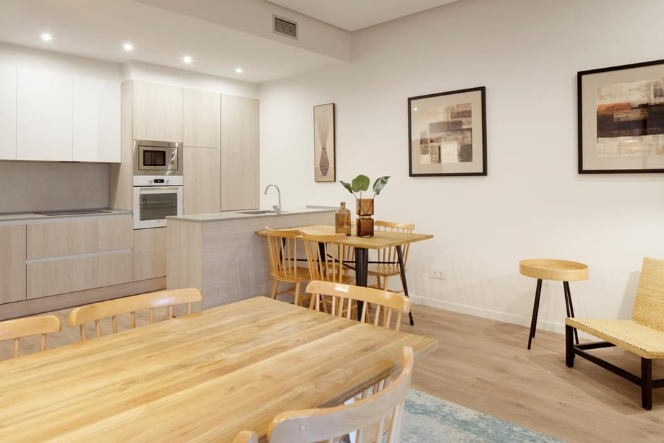 Kitchen or kitchenette, Dining area