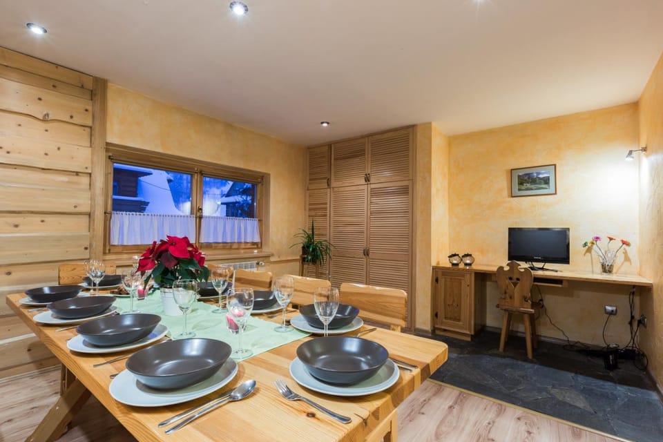 TV and multimedia, Food and drinks, Seating area, Dining area, Area and facilities