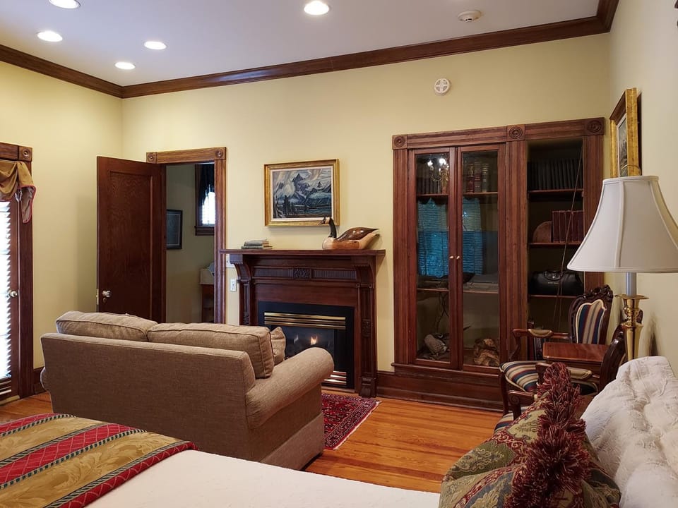 Bed, TV and multimedia, Bedroom, flat iron