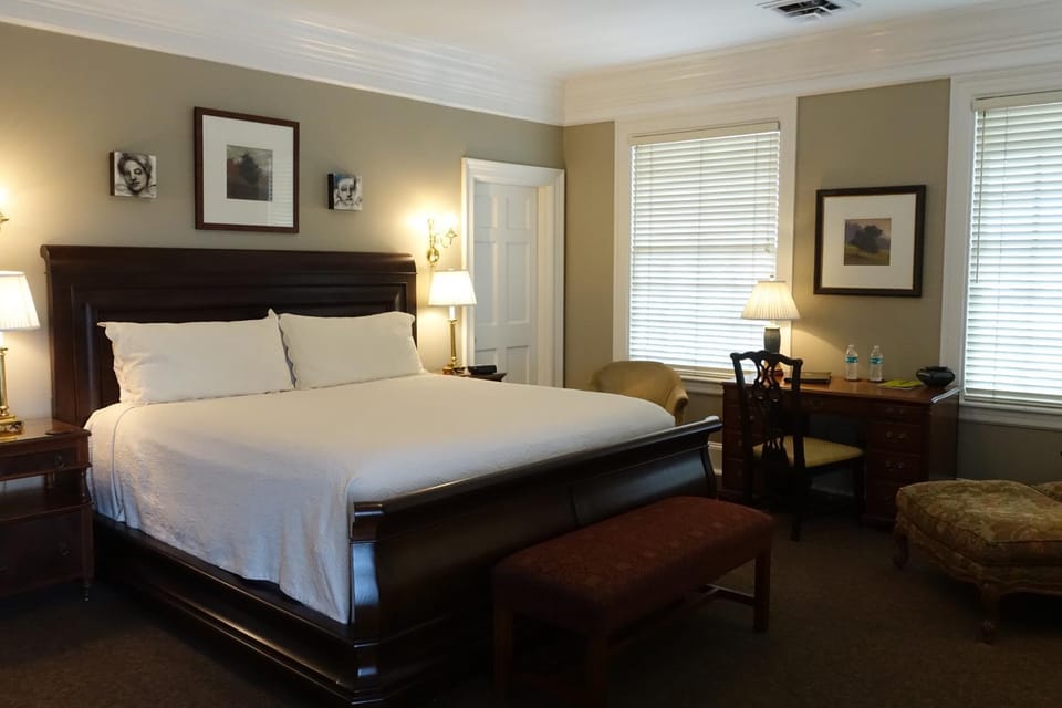 Bed, Photo of the whole room, Garden view, River view, hair dresser