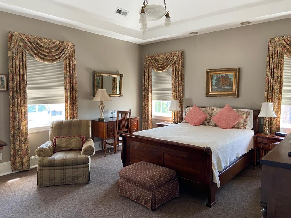 Bed, Seating area, Bedroom
