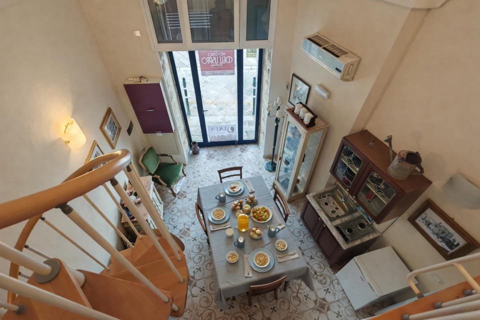 Kitchen or kitchenette, Seating area, Dining area, Food