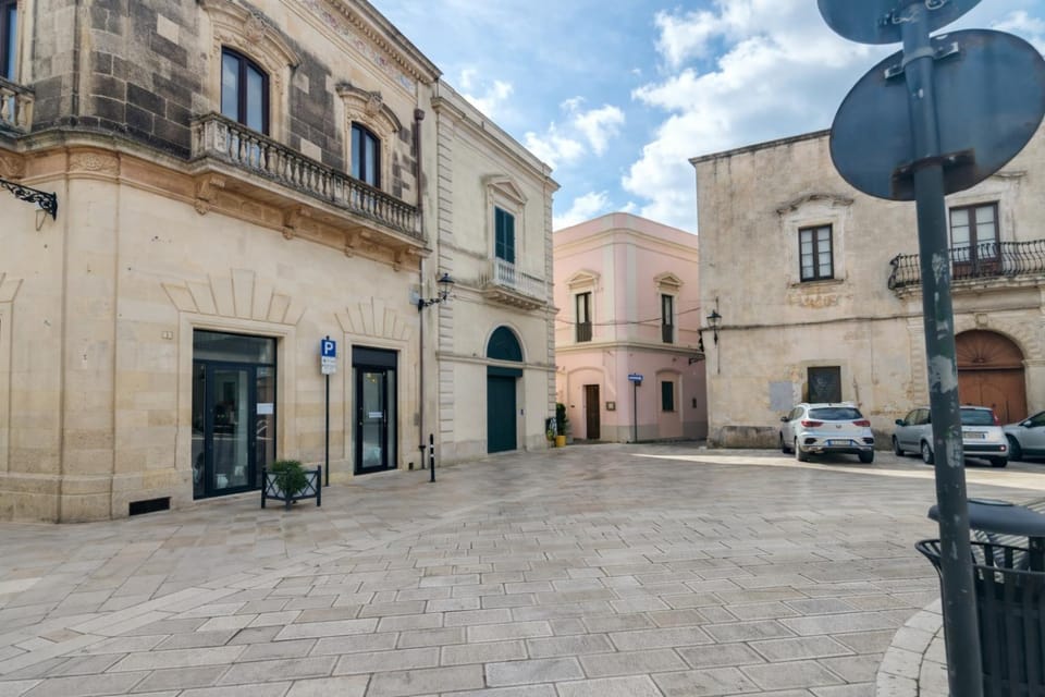 Property building, Day, Neighbourhood, Street view, Location