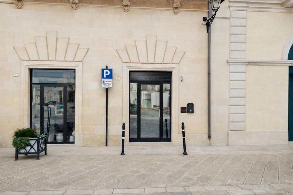 Facade/entrance, Day, acessibility