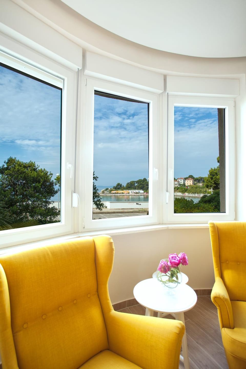 Day, Seating area