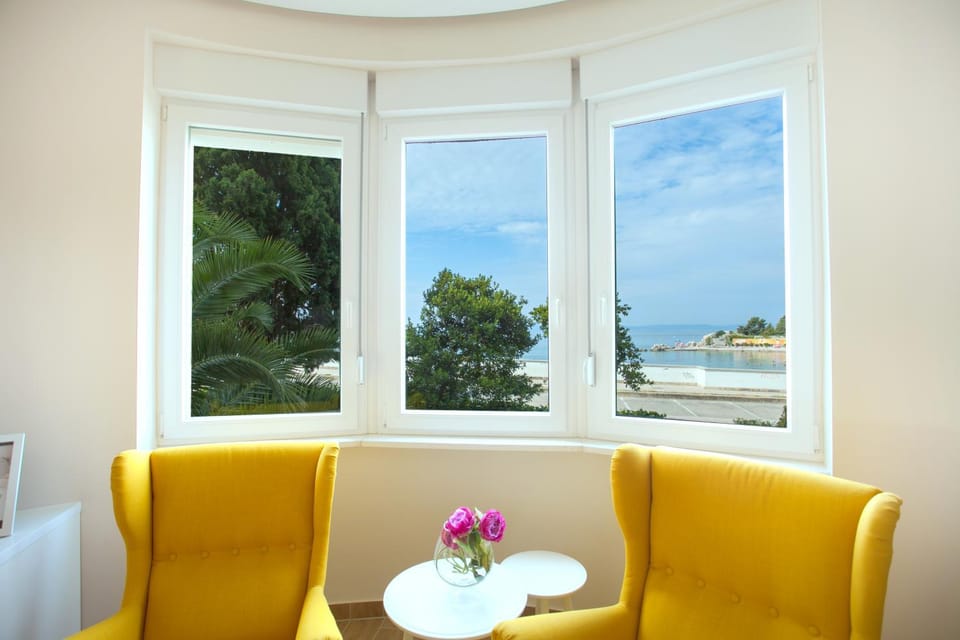 Day, Seating area