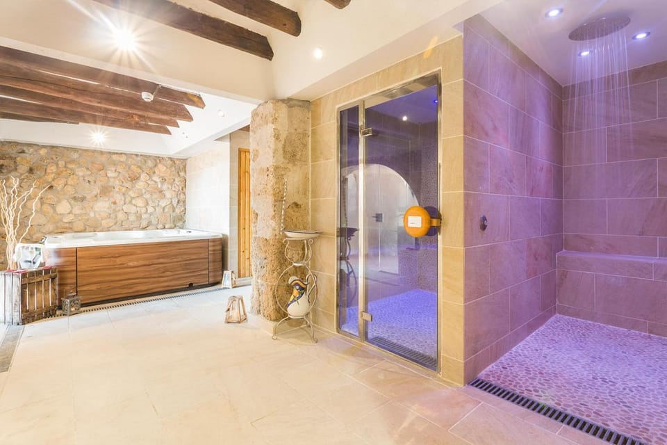 Shower, Hot Tub, Sauna, Steam room