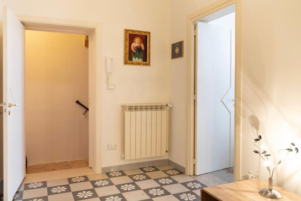 Photo of the whole room, internet
