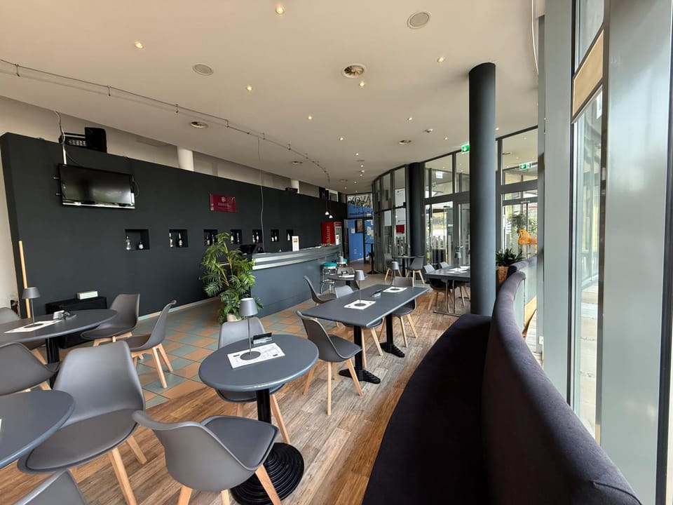 Restaurant/places to eat, Lounge or bar