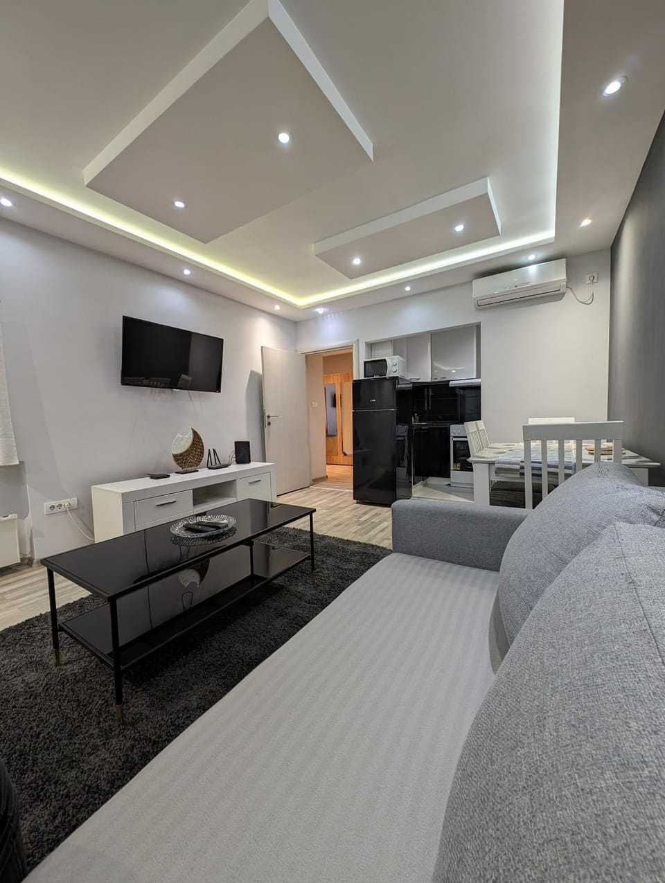 TV and multimedia, Kitchen or kitchenette, Living room, Seating area