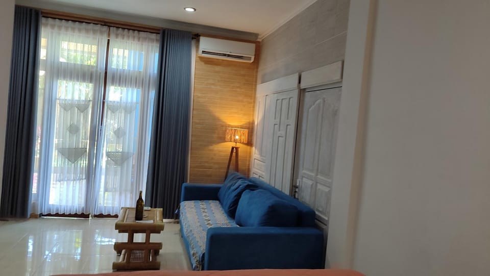 Bed, Living room, Seating area, air conditioner