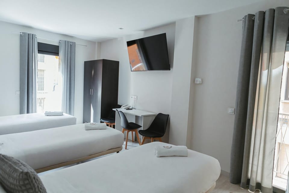 Bed, TV and multimedia, Photo of the whole room, Bedroom