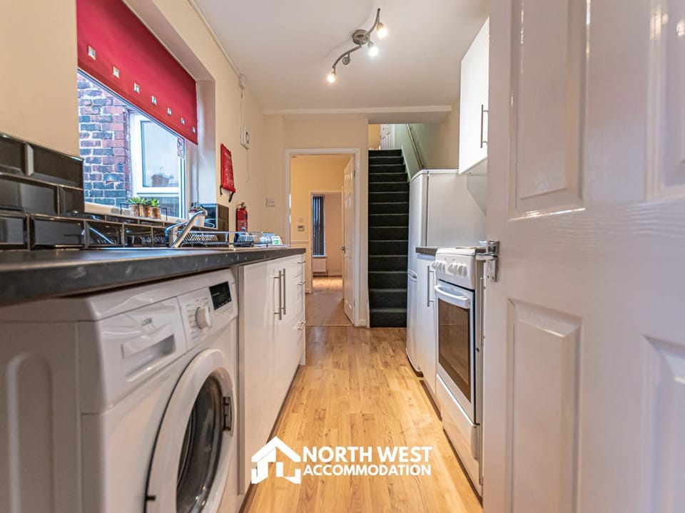 Kitchen or kitchenette, oven, stove, washing machine