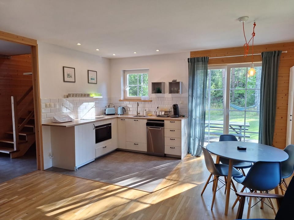Coffee/tea facilities, Kitchen or kitchenette, Dining area, dishwasher, toaster