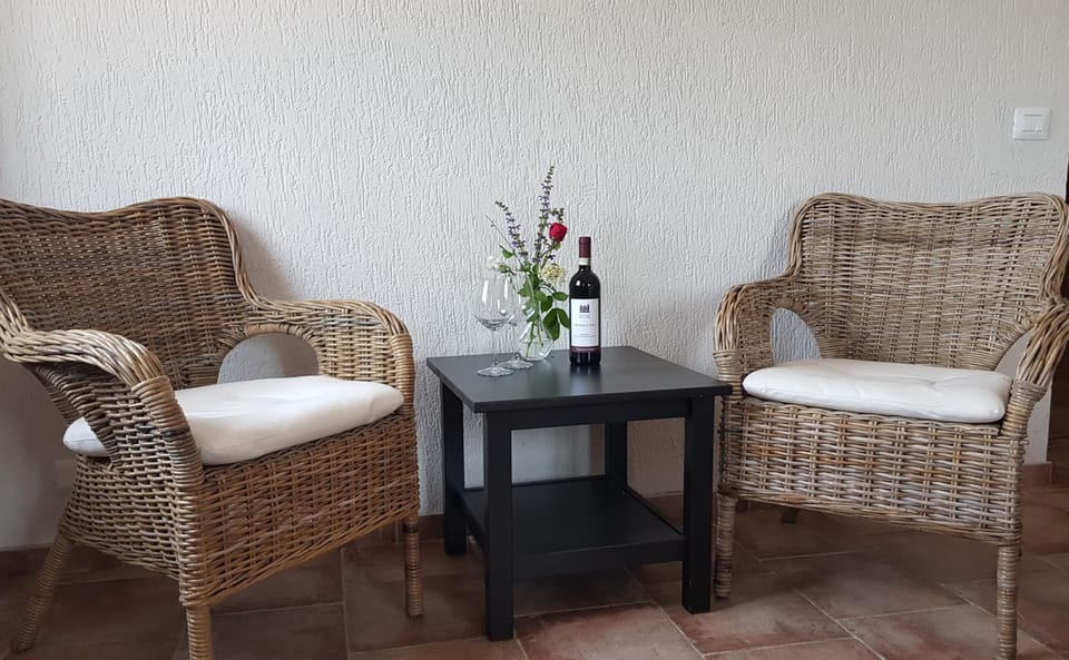 Seating area, Bedroom, Drinks