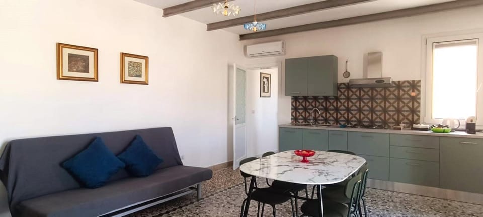 Kitchen or kitchenette, Living room, Seating area, Dining area