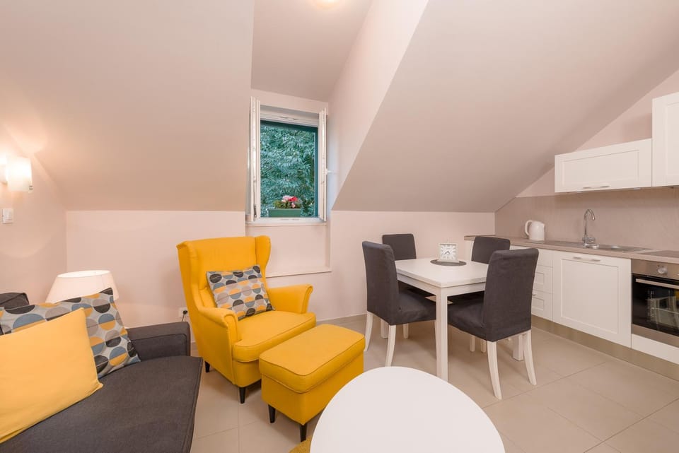 Kitchen or kitchenette, Seating area, Dining area