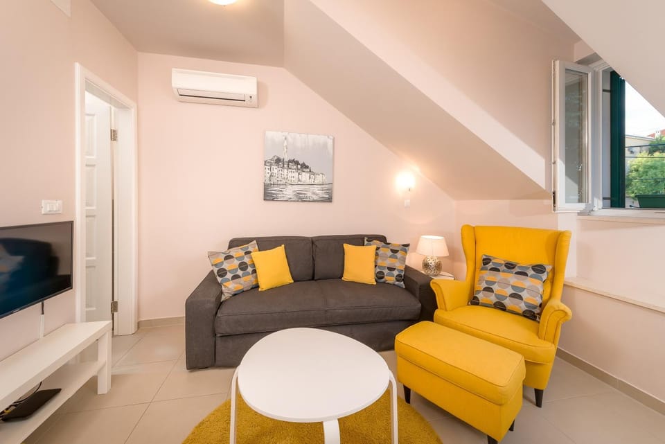 TV and multimedia, Living room, Decorative detail, Seating area, air conditioner