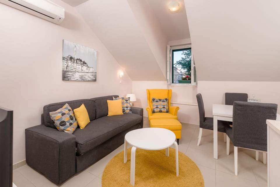 Living room, Decorative detail, Seating area