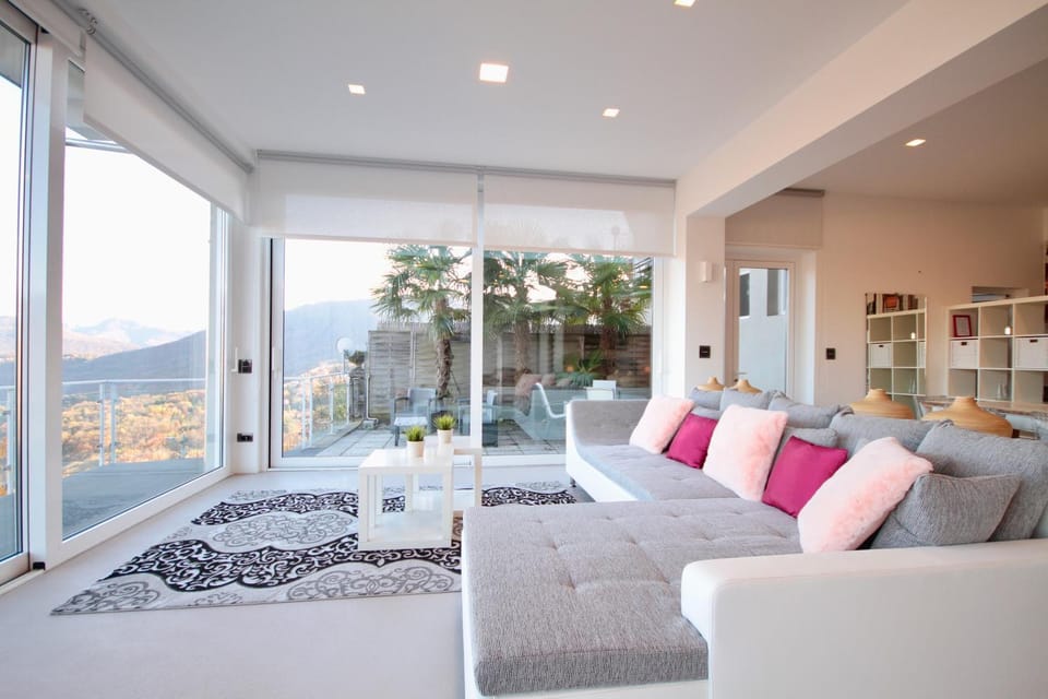 Living room, Seating area, City view, Lake view, Mountain view