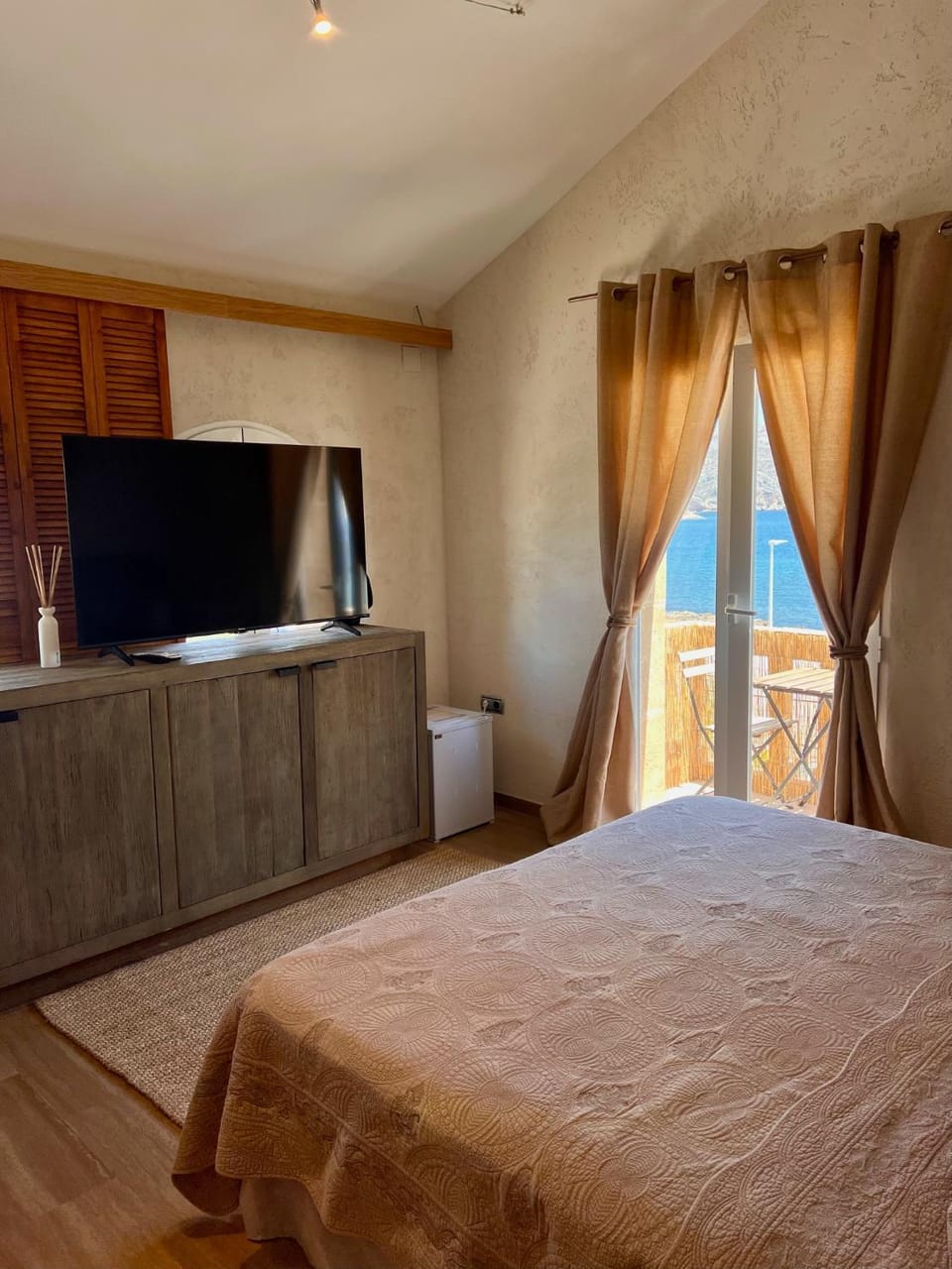 Bed, TV and multimedia, Photo of the whole room, Bedroom