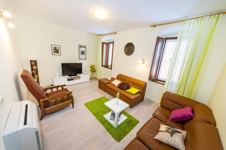 TV and multimedia, Living room, Photo of the whole room, Seating area