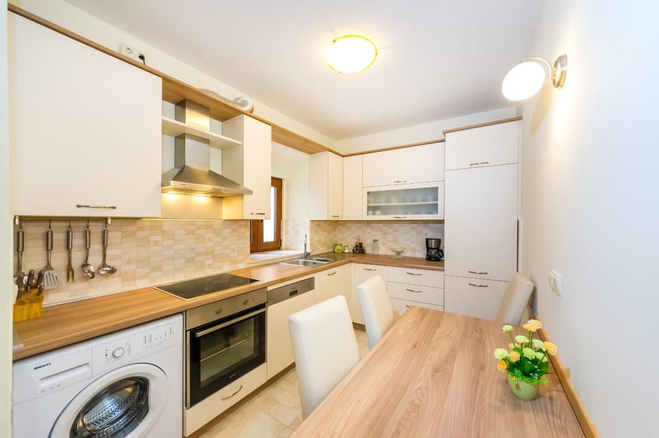 Kitchen or kitchenette, Photo of the whole room, Seating area, Dining area